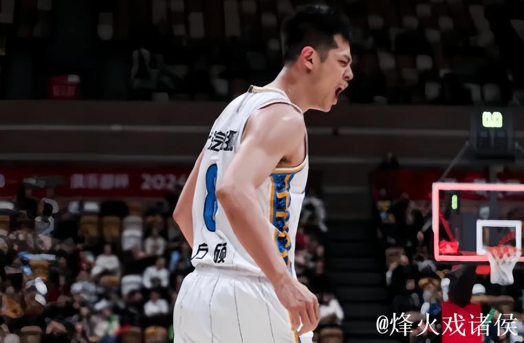 精彩配合！方硕突破中送出妙传，斯佩尔曼原地暴起单手暴扣