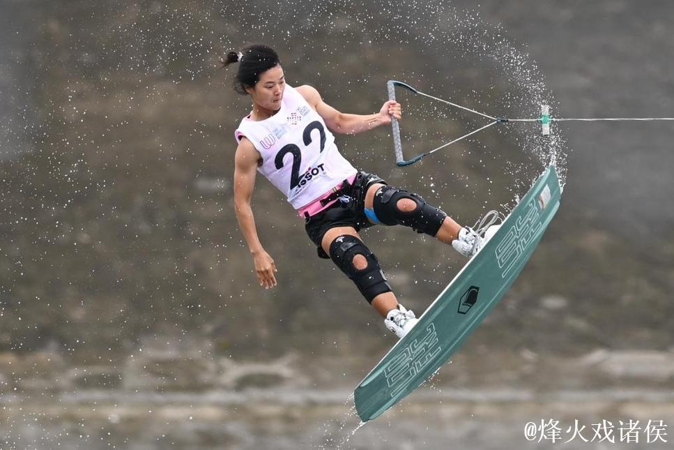 成都世运会：徐露雨中开幕点火后勇夺金牌